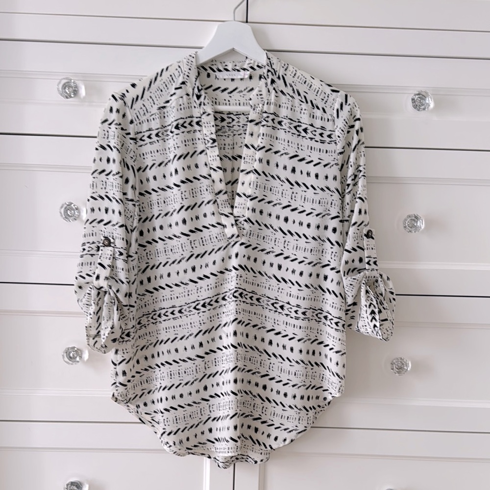 LUSH BLACK & WHITE TOP PERFECT ALONE OR LAYERED, SIZE SMALL (BUT LOTS OF ROOM)